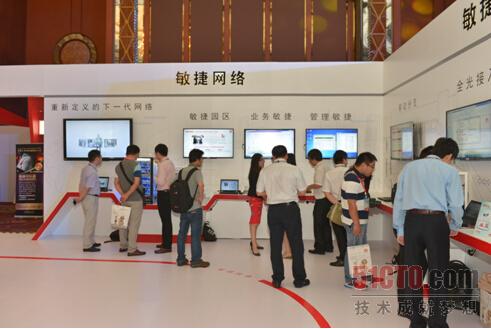 展厅展示了华为***ICT解决方案和明星产品，以及在各行业成熟的应用案例