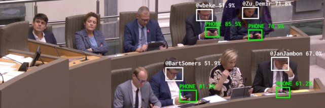刷手机被AI公开点名，比利时议员在议会上不能再「分心」了