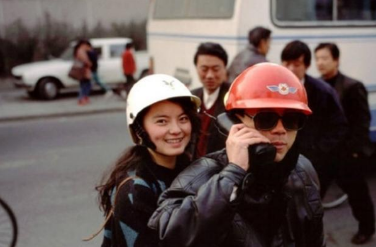 1993年，上海街头正在使用大哥大的男子